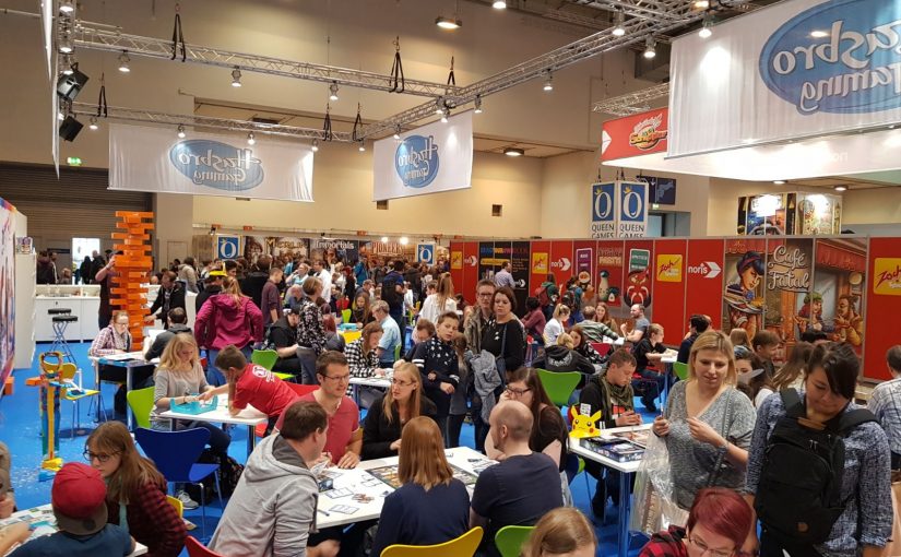 <span class="entry-title-primary">Essen 2017 desde el sofá</span> <span class="entry-subtitle">Un par de reflexiones a propósito del festival de Essen sobre los creadores en el mercado de los juegos de mesa. Desde el sofá de casa, eso sí.</span>