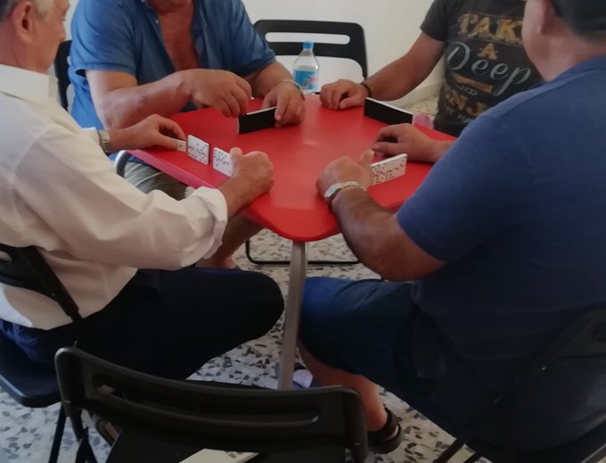 Jugando al dominó